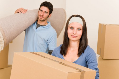 Professional packing support for fragile items and belongings